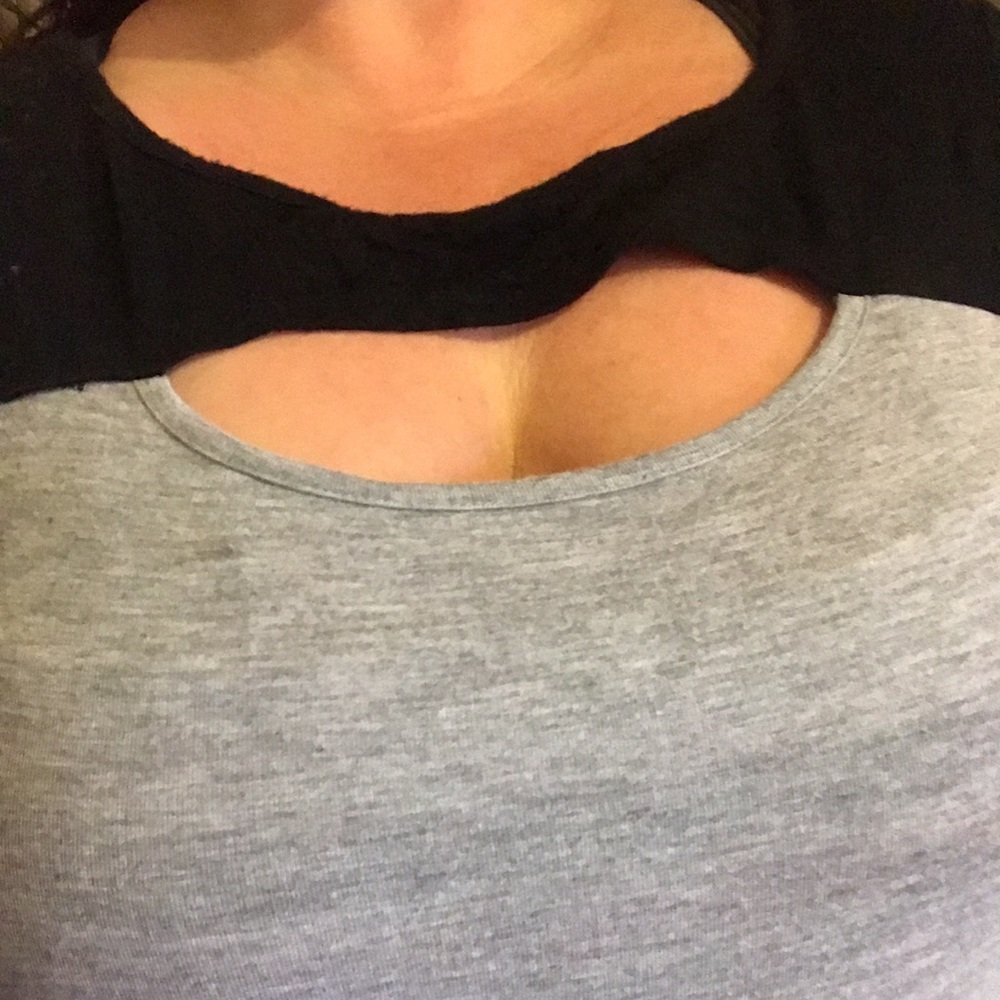 💚 2/22 💚 Venus two tone top with cutout neckline